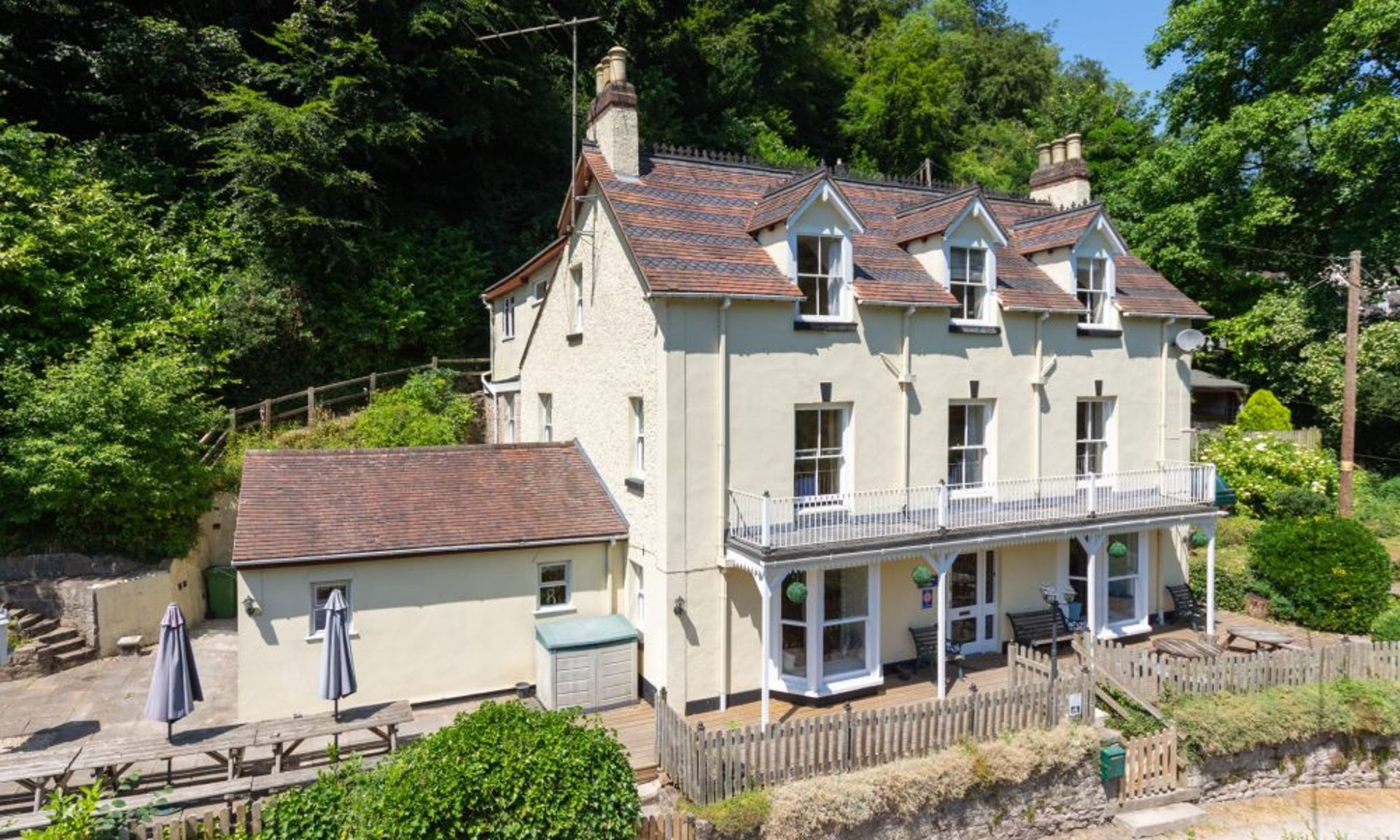 - Be Quick...Holly Tree House for May Bank Holidays? ??!