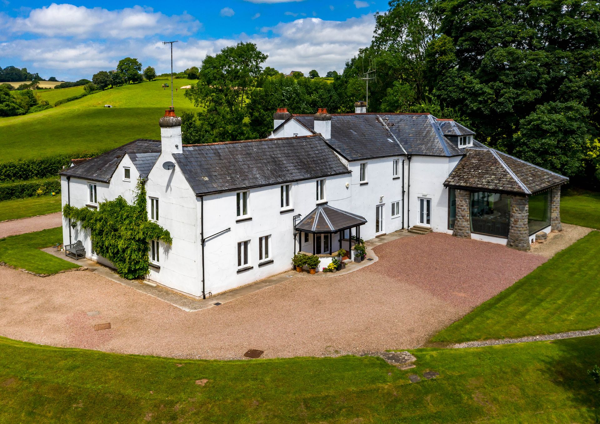 Beautiful detached self catering 11 bedroom holiday accommodation Monnow Valley Studio Monmouthshire www.bhhl.uk